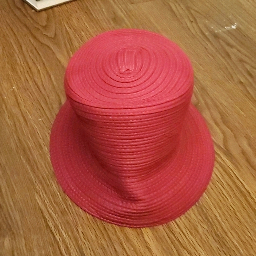 Dark red hat size one